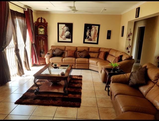 6 BEDROOM HOUSE TO LET IN VELD EN VLEI